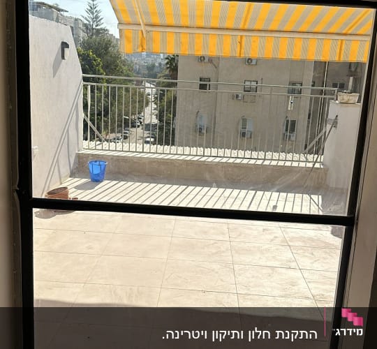 חלון זכוכית עם מסגרת שחורה ומרפסת בחוץ